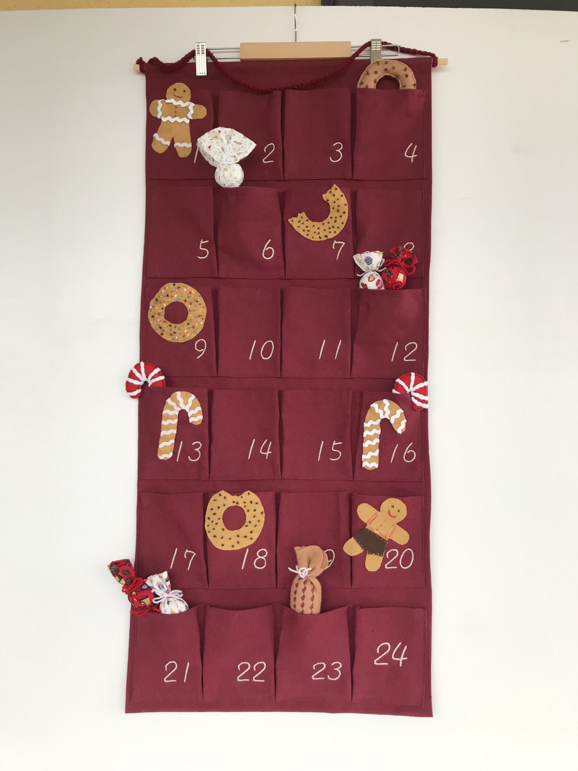 1. Calendario Avvento pan di zenzero - bordeaux